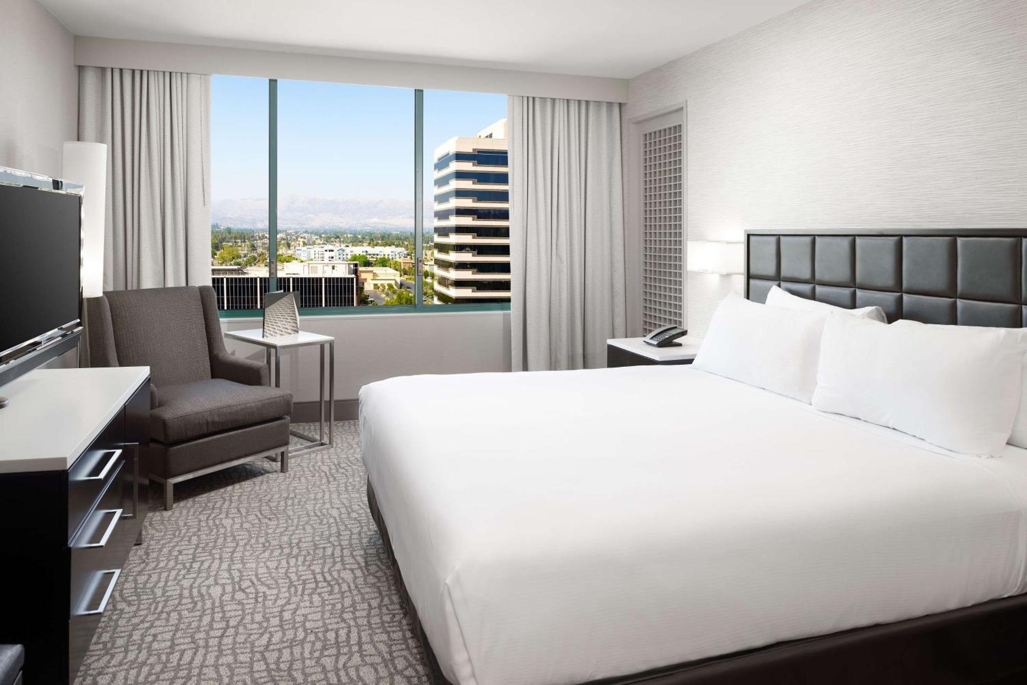 Hilton Woodland Hills/ Angeles Hotel
