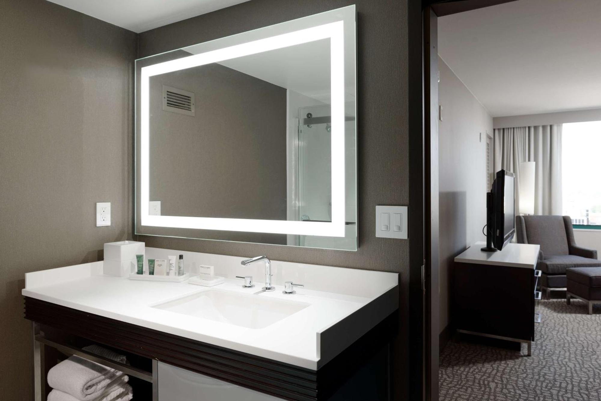 Hilton Woodland Hills/ Angeles 3*